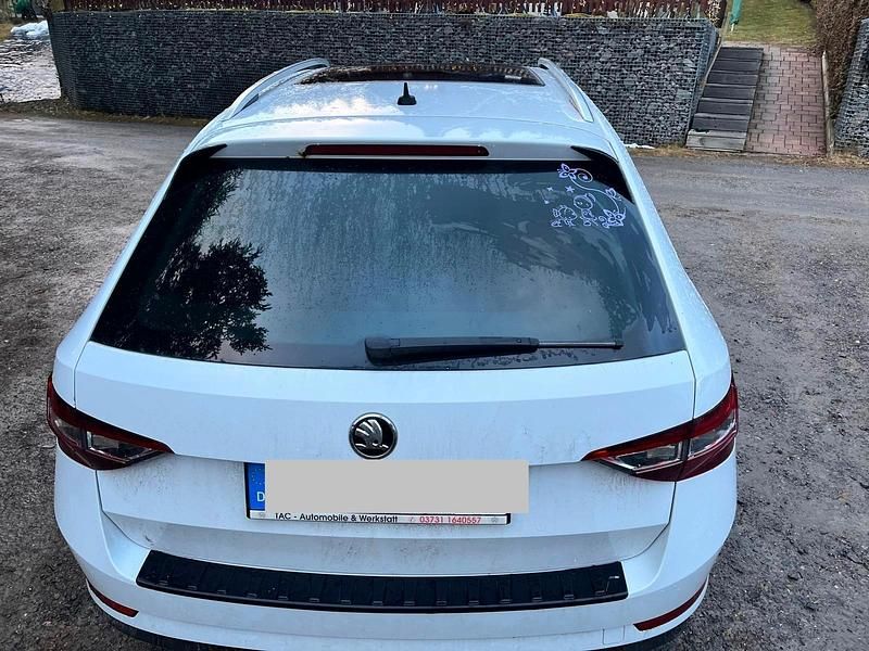 Gebraucht Skoda Superb LAURIN & KLEMENT 190 PS (139 kW) 2017 Weiß Kombi