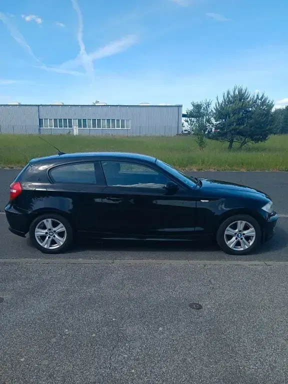 Gebraucht BMW 116 122 PS (89 kW) 2009 Schwarz Kleinwagen