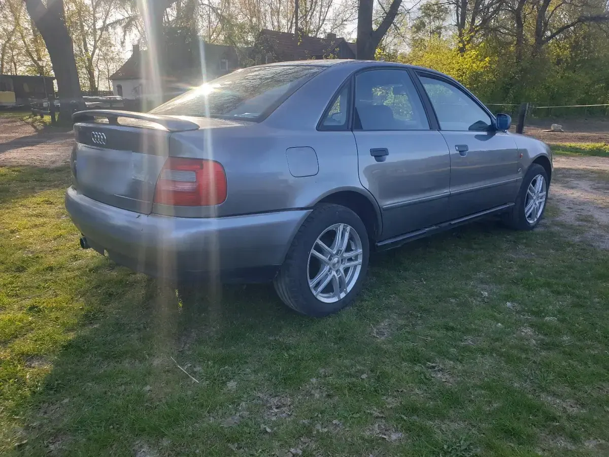 Usata Audi A4 97 CV (71 kW) 1996 Argento Berlina