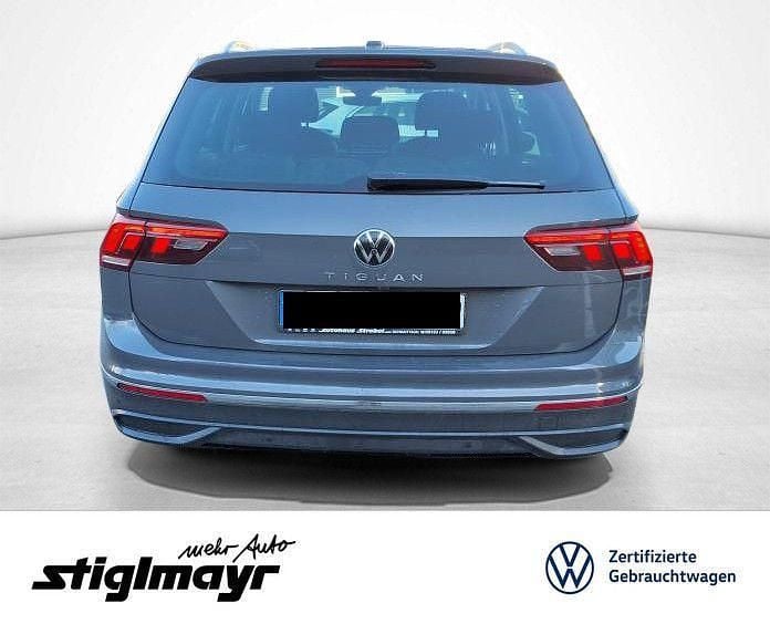 Delfingrau metallic (metallic) Gebraucht 2022 VW Tiguan Active SUV | 24.940 € (Fairer Preis) - Bild 1/4