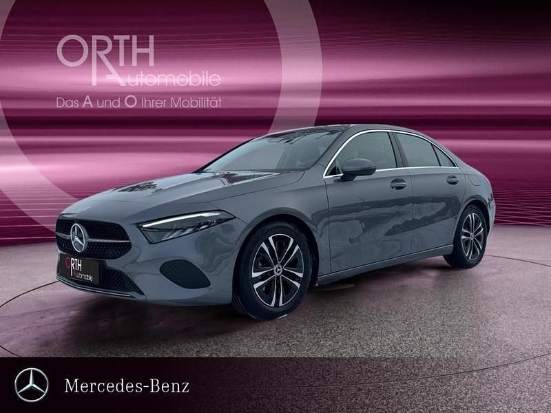 Gebraucht Mercedes A180 116 PS (85 kW) 2024 Mountaingrau metallic Limousine