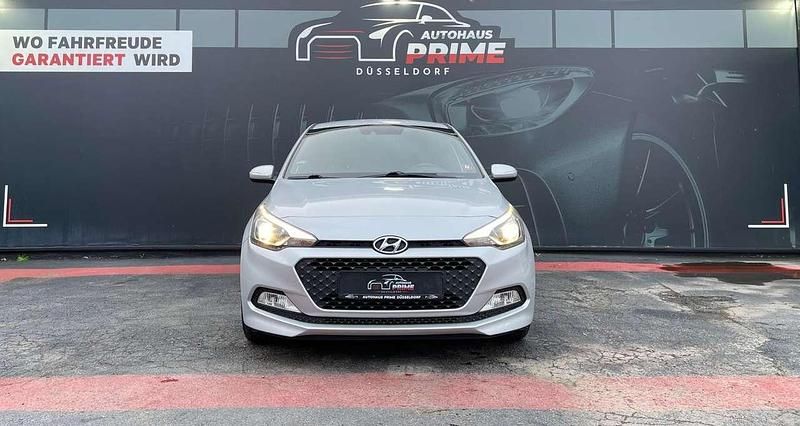 Gebraucht Hyundai i20 Passion 84 PS (61 kW) 2017 Silber Limousine