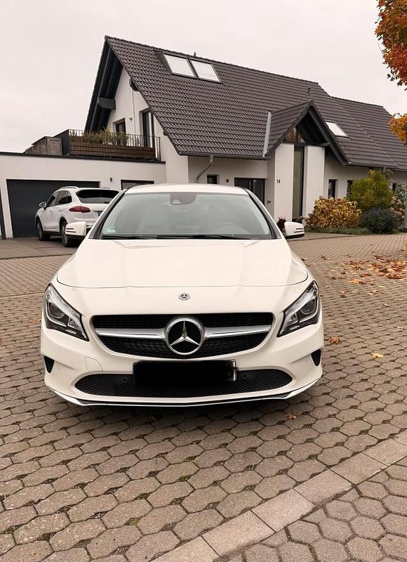 Weiß Gebraucht 2017 Mercedes CLA180 Limousine | 16.900 € (Guter Preis) - Bild 1/4