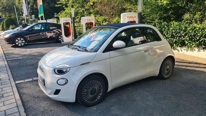Weiß Gebraucht 2022 Fiat 500e Cabrio | 18.990 € (Superpreis) - Bild 1/2