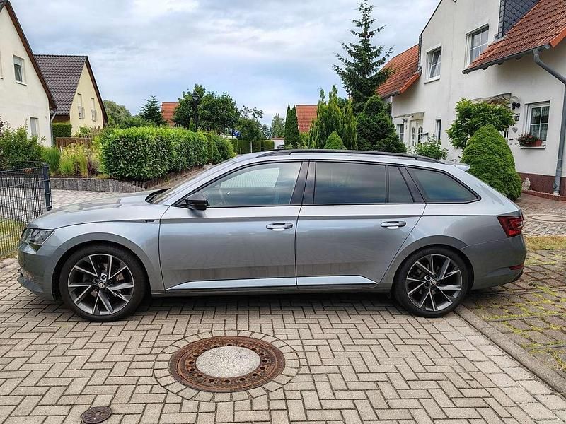 Grau Gebraucht 2018 Skoda Superb SportLine Kombi | 26.999 € (Etwas zu teuer) - Bild 1/4