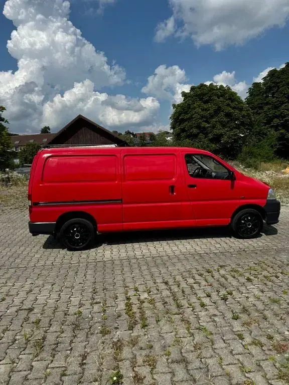 Gebraucht Toyota HiAce H4 95 PS (69 kW) 2011 Rot Van