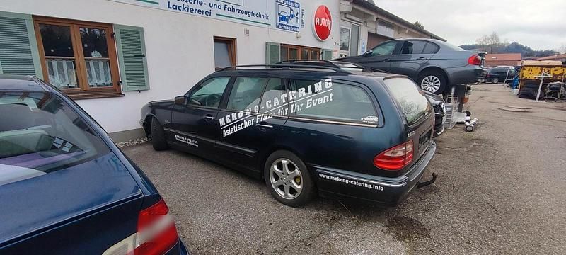 Gebraucht Mercedes E320 198 PS (145 kW) 2000 Blau Kombi