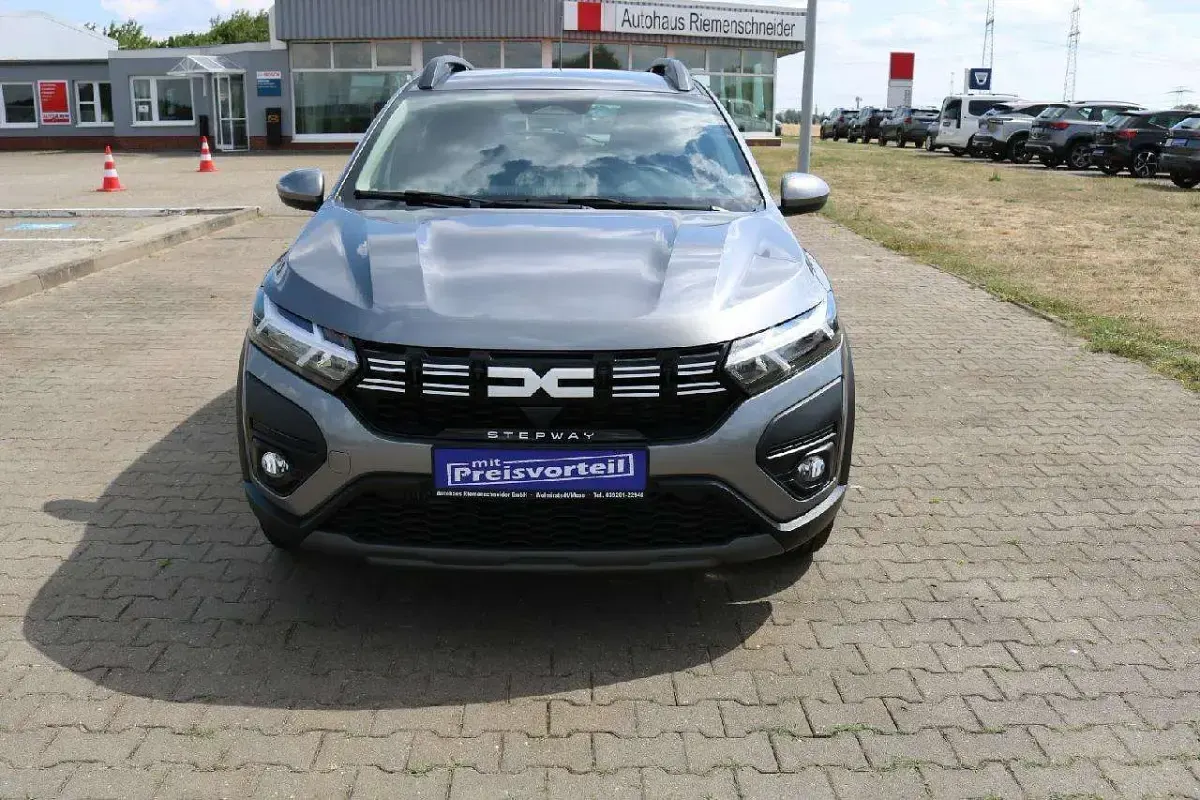 Neu Dacia Sandero Stepway 91 PS (66 kW) 2025 Grau Limousine