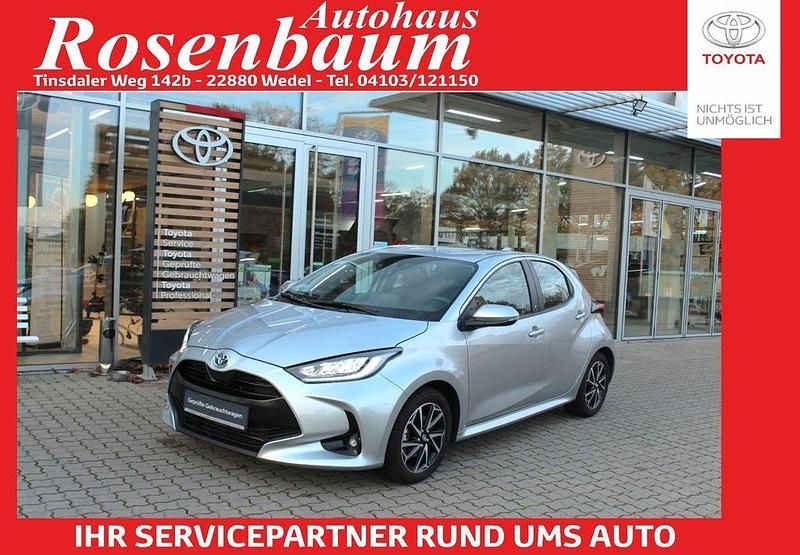 Silber Gebraucht 2023 Toyota Yaris Hybrid Team Limousine | 19.980 € (Fairer Preis) - Bild 1/3
