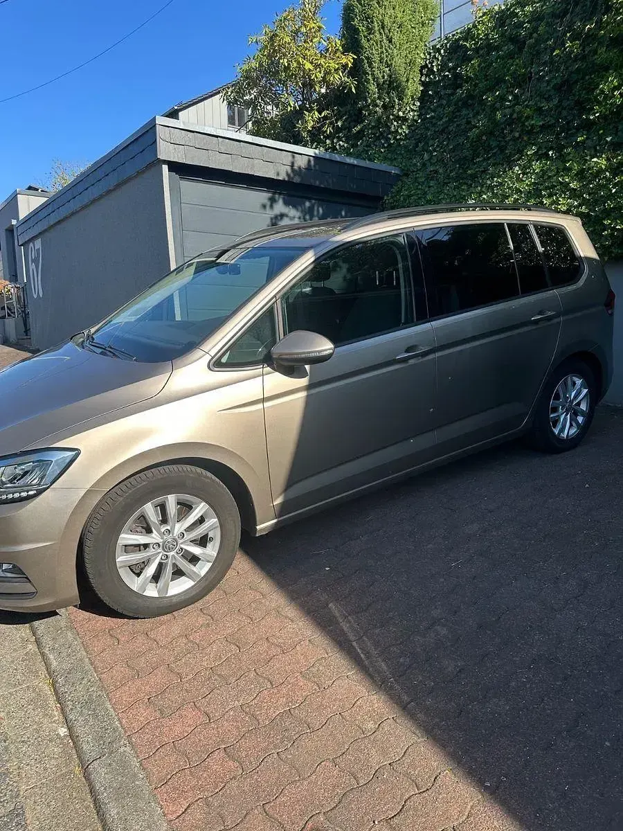 Gebraucht VW Touran Comfortline 150 PS (110 kW) 2017 Gold Van / Kleinbus