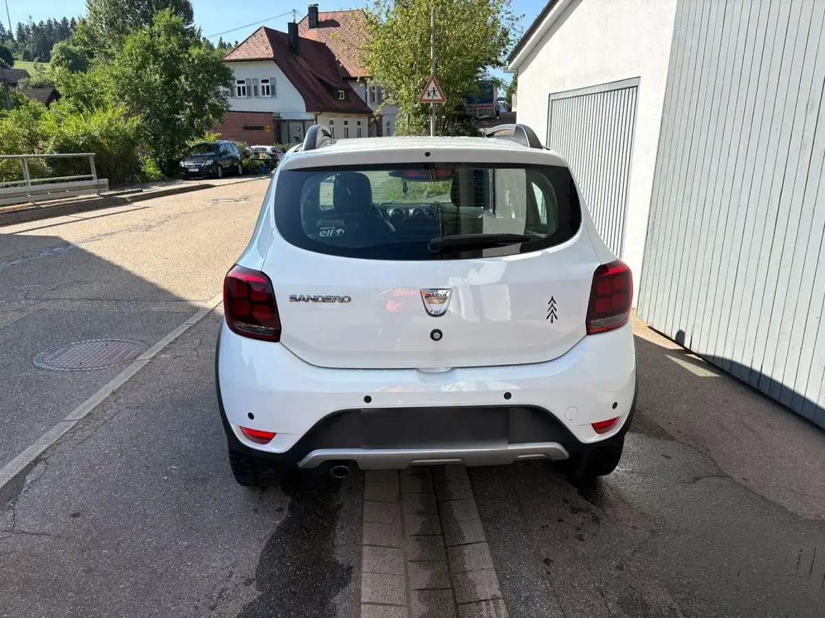 Gebraucht Dacia Sandero Celebration 90 PS (66 kW) 2018 Weiß Limousine