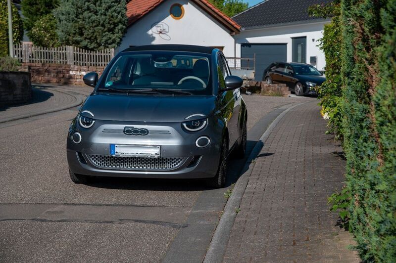 Grau Gebraucht 2021 Fiat 500e La Prima Cabrio | 19.900 € (Fairer Preis) - Bild 1/4