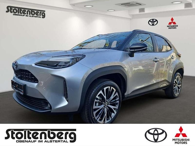 Shimmering silver mc./ black m Neu 2025 Toyota Yaris Cross Plus SUV | 34.980 € (Teuer) - Bild 1/4