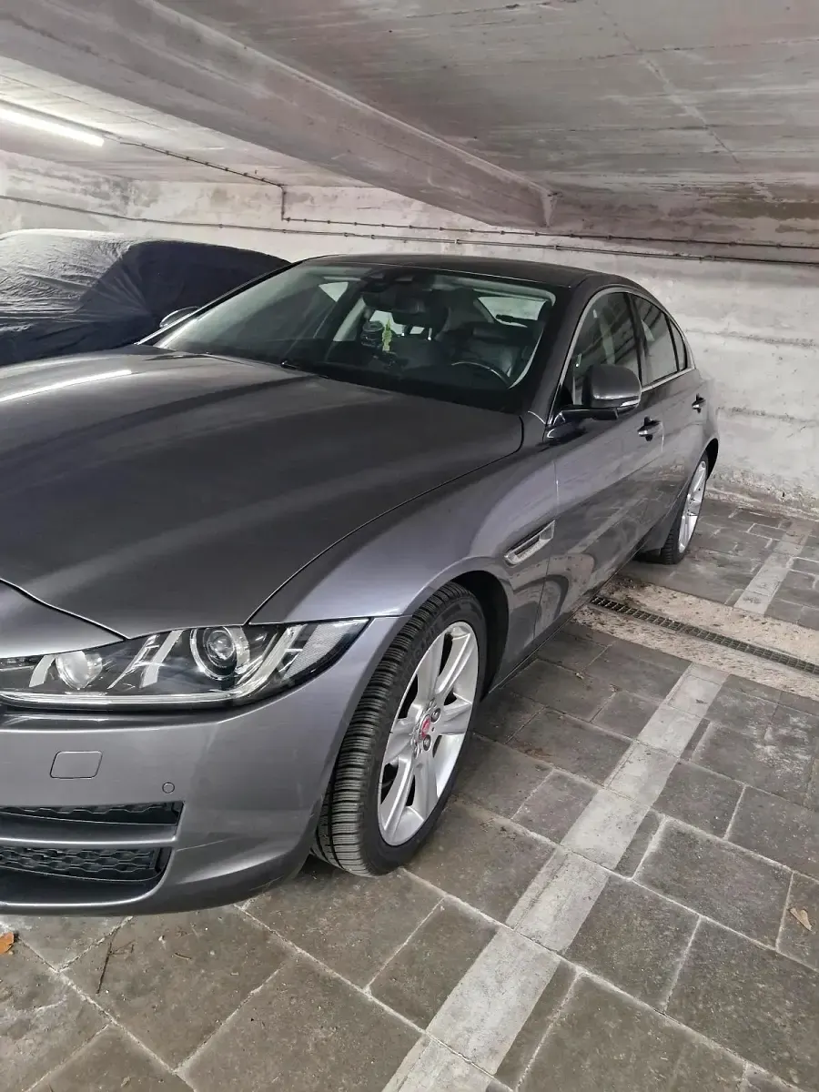 Usata Jaguar XE Prestige 180 CV (132 kW) 2016 Grigio Berlina