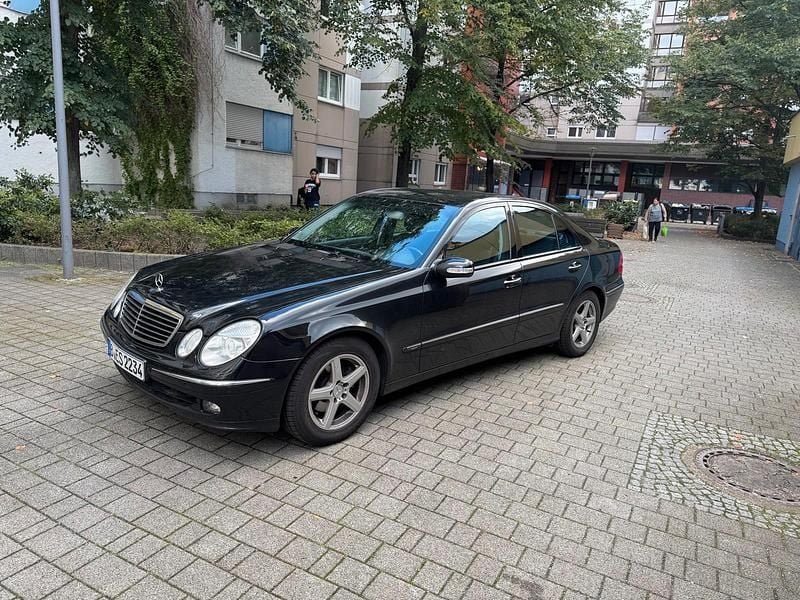 Schwarz Gebraucht 2004 Mercedes E240 Avantgarde Limousine | 3.800 € (Fairer Preis) - Bild 1/4