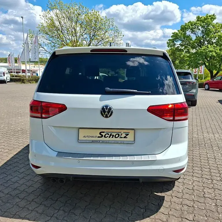 Gebraucht VW Touran Highline 150 PS (110 kW) 2023 Weiß Van / Kleinbus
