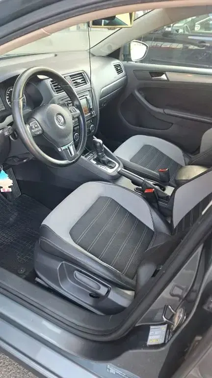 Gebraucht VW Jetta Life 140 PS (102 kW) 2014 Grau Limousine