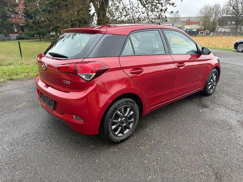 Gebraucht Hyundai i20 Classic 84 PS (61 kW) 2018 Rot Limousine