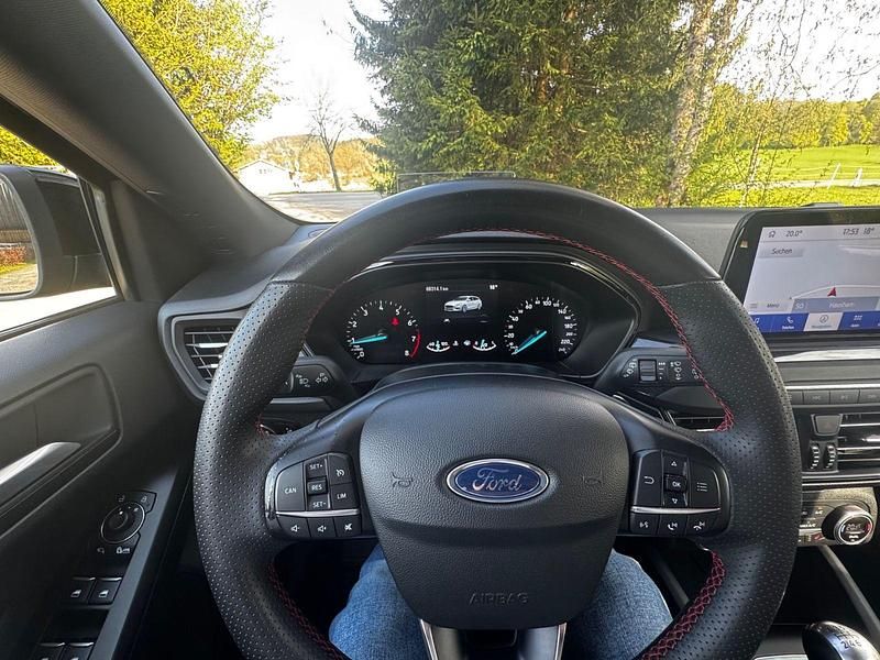 Gebraucht Ford Focus ST-Line 125 PS (91 kW) 2022 Schwarz Kombi