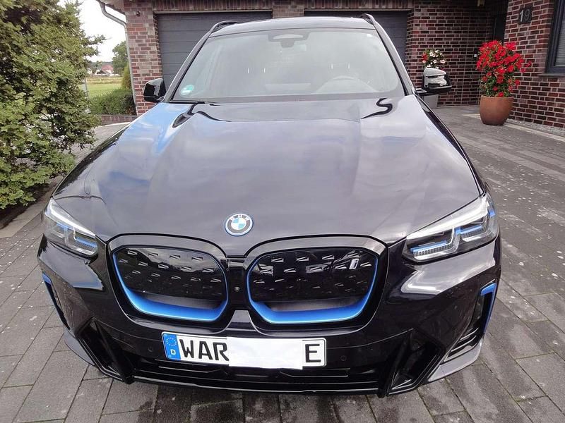 Schwarz Gebraucht 2023 BMW iX3 Impressive SUV | 42.900 € (Guter Preis) - Bild 1/4