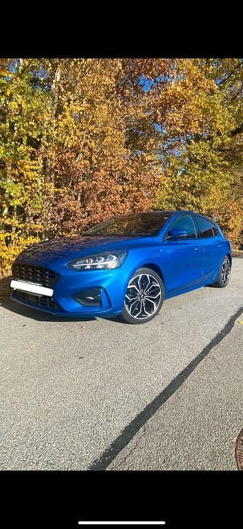 Blau Gebraucht 2019 Ford Focus Limousine | 16.790 € (Fairer Preis) - Bild 1/4