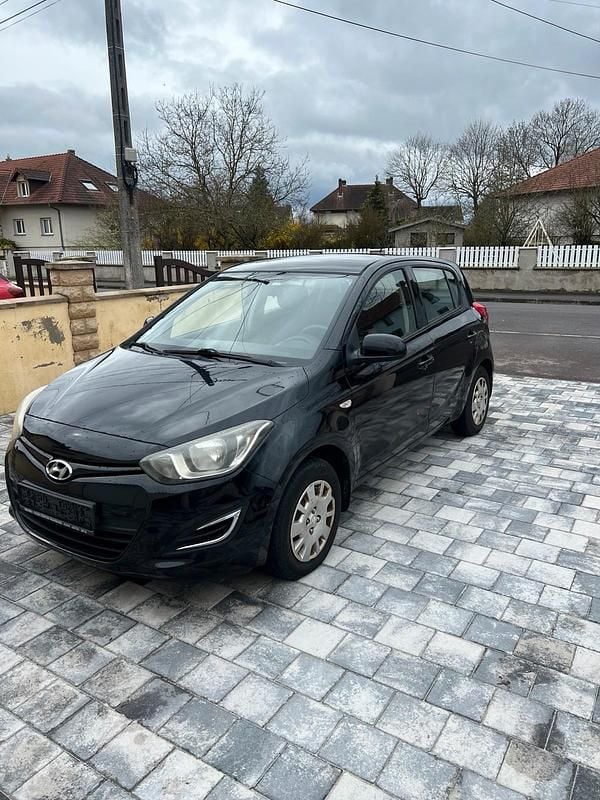 Gebraucht Hyundai i20 75 PS (55 kW) 2013 Schwarz Kleinwagen