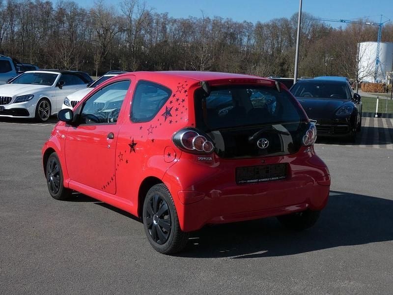 Gebraucht Toyota Aygo 68 PS (50 kW) 2009 Rot Kleinwagen