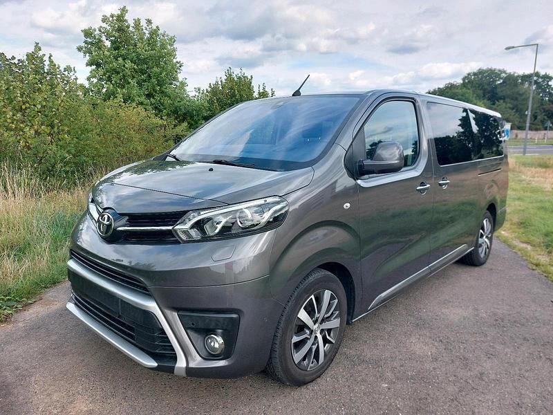 Grau Gebraucht 2017 Toyota Proace Verso Executive Kombi | 29.900 € (Guter Preis) - Bild 1/4