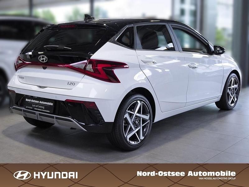 Gebraucht Hyundai i20 Prime 101 PS (74 kW) 2025 Atlas white/ phantom black Limousine