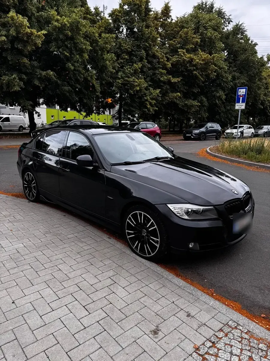 Gebraucht BMW 320 143 PS (105 kW) 2010 Schwarz Limousine