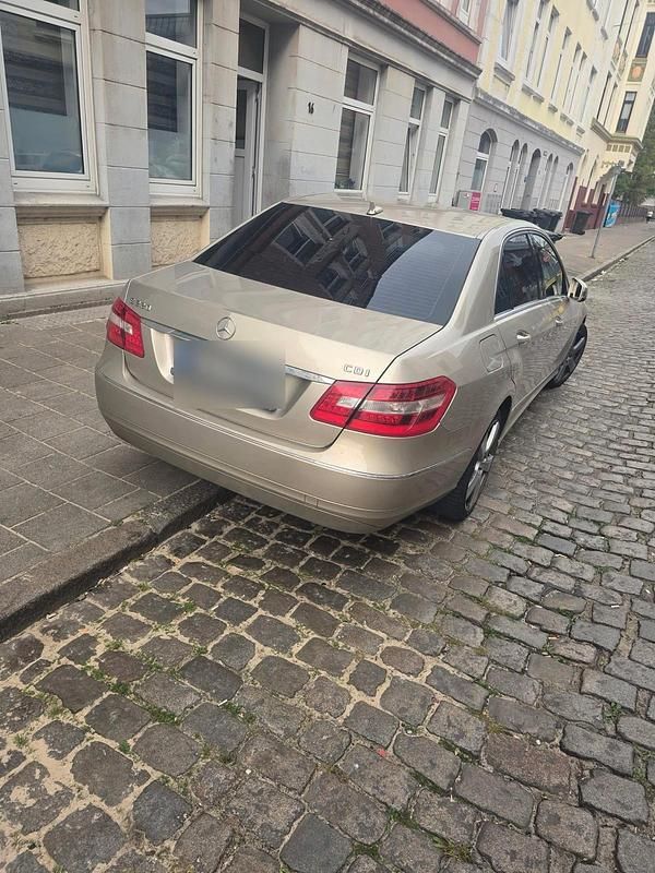 Gebraucht Mercedes E220 170 PS (125 kW) 2009 Gold Limousine