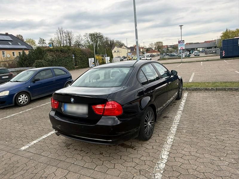 Gebraucht BMW 316 105 PS (77 kW) 2011 Schwarz Limousine