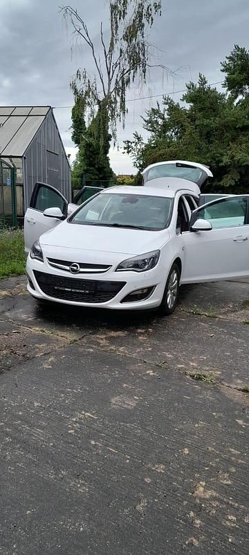 Weiß Gebraucht 2014 Opel Astra Eco Kombi | 4.000 € (Guter Preis) - Bild 1/4