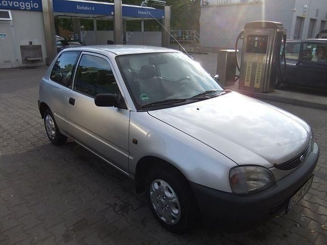 Gebraucht Daihatsu Charade 60 PS (44 kW) 1999 Silber Kleinwagen