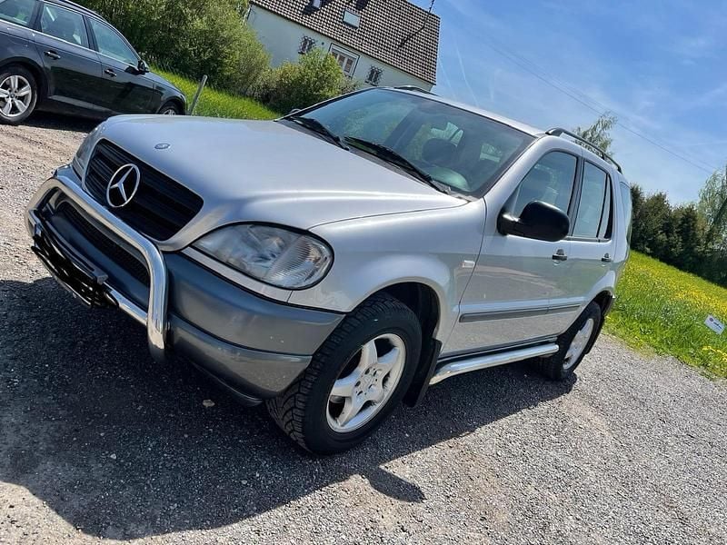 Gebraucht Mercedes ML270 163 PS (119 kW) 2001 Grau SUV