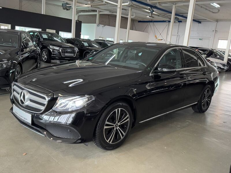 Schwarz Gebraucht 2018 Mercedes E220 Avantgarde Limousine | 27.890 € (Fairer Preis) - Bild 1/4