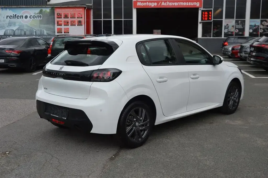 Gebraucht Peugeot 208 Active 101 PS (74 kW) 2022 Weiß Kleinwagen