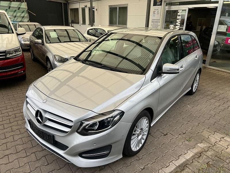 Silber Gebraucht 2017 Mercedes B180 Van / Kleinbus | 14.980 € (Guter Preis) - Bild 1/4