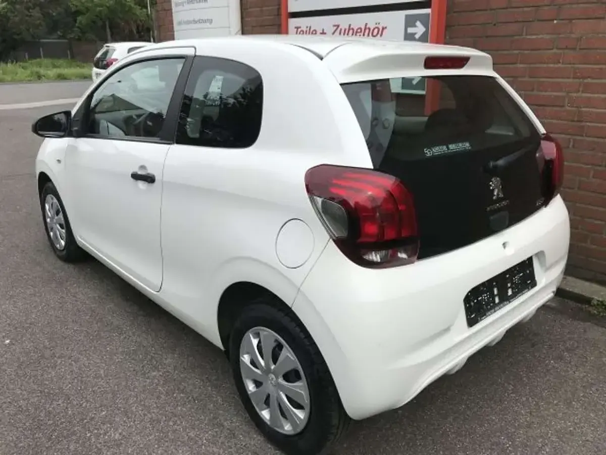 Gebraucht Peugeot 108 Access 69 PS (50 kW) 2016 Lipizan weiß Kleinwagen