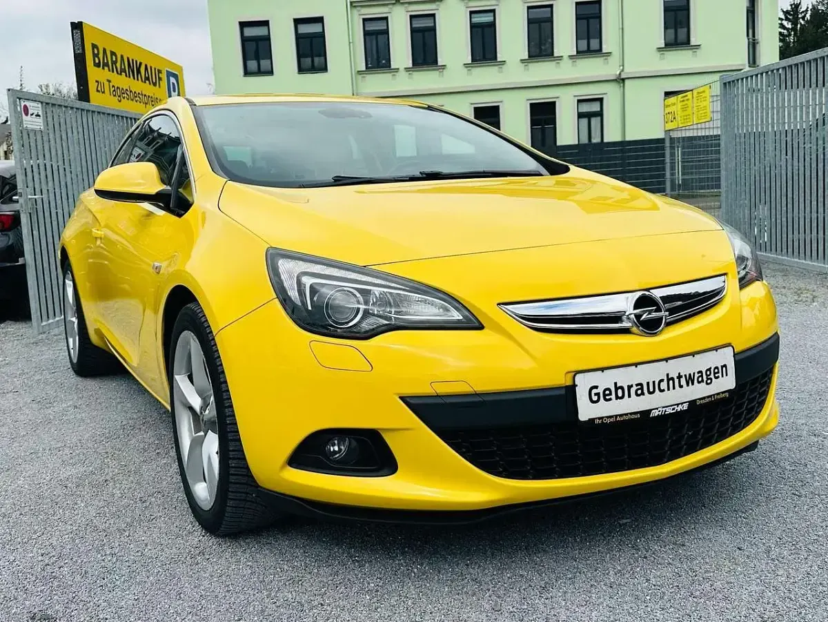 Gebraucht Opel Astra Innovation 140 PS (102 kW) 2012 Sunny yellow (uni) Coupé