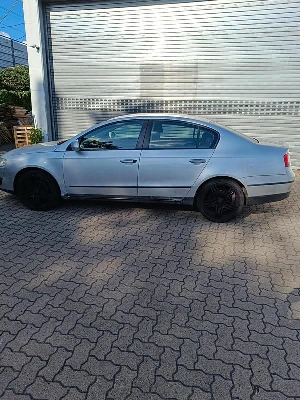 Grau Gebraucht 2007 VW Passat Limousine | 2.100 € (Superpreis) - Bild 1/4