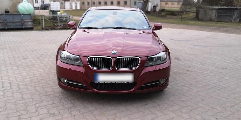 Gebraucht BMW 320 170 PS (125 kW) 2011 Rot Limousine
