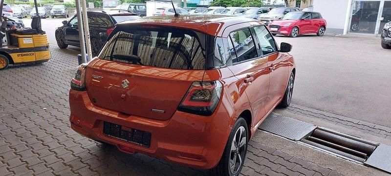 Neu Suzuki Swift Comfort+ 83 PS (61 kW) 2025 Orange Limousine