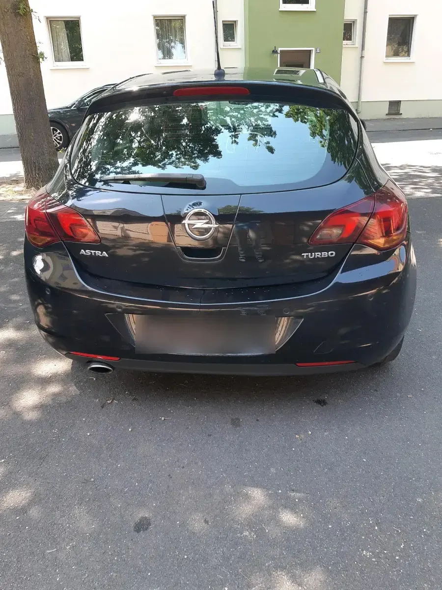 Gebraucht Opel Astra 140 PS (102 kW) 2010 Schwarz Kleinwagen