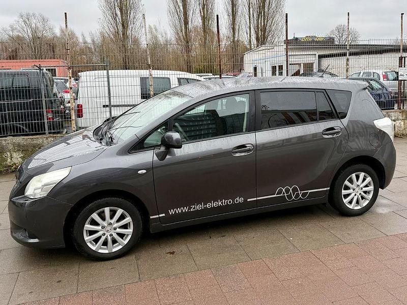 Gebraucht Toyota Verso Travel 147 PS (108 kW) 2012 Silber Van / Kleinbus