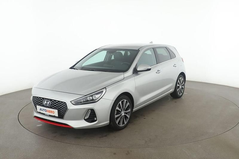 Grau Gebraucht 2017 Hyundai i30 Premium Limousine | 17.190 € (Etwas zu teuer) - Bild 1/3