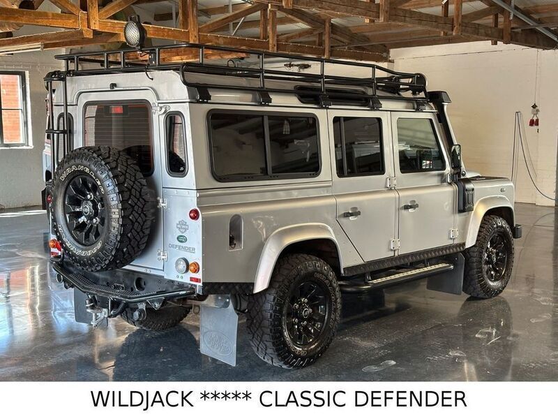 Gebraucht Land Rover Defender SE 122 PS (89 kW) 2012 Silver metallic SUV