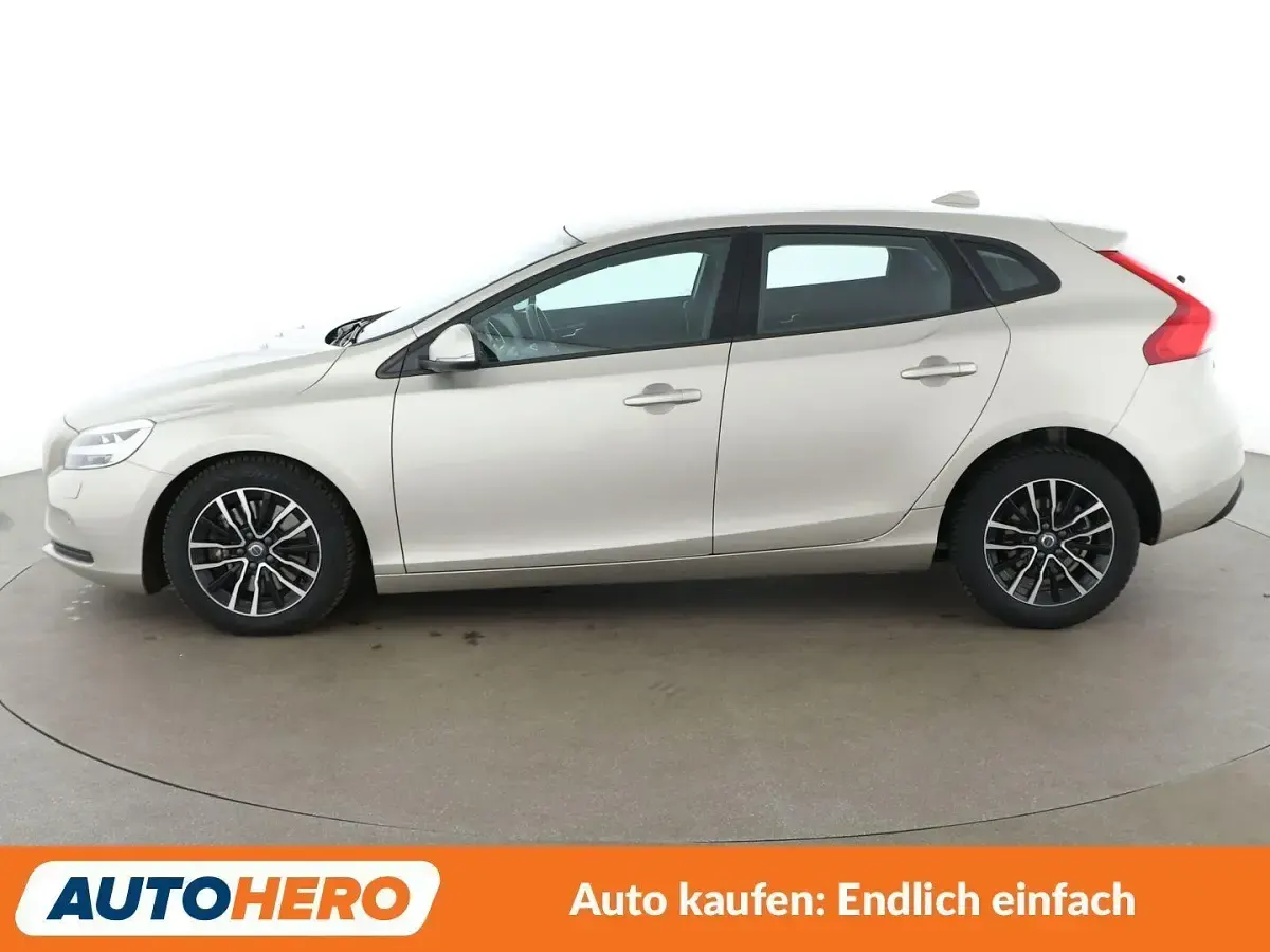 Gebraucht Volvo V40 Momentum 122 PS (89 kW) 2017 Braun Kombi