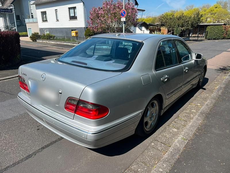 Gebraucht Mercedes E240 Avantgarde 170 PS (125 kW) 2001 Grau Limousine