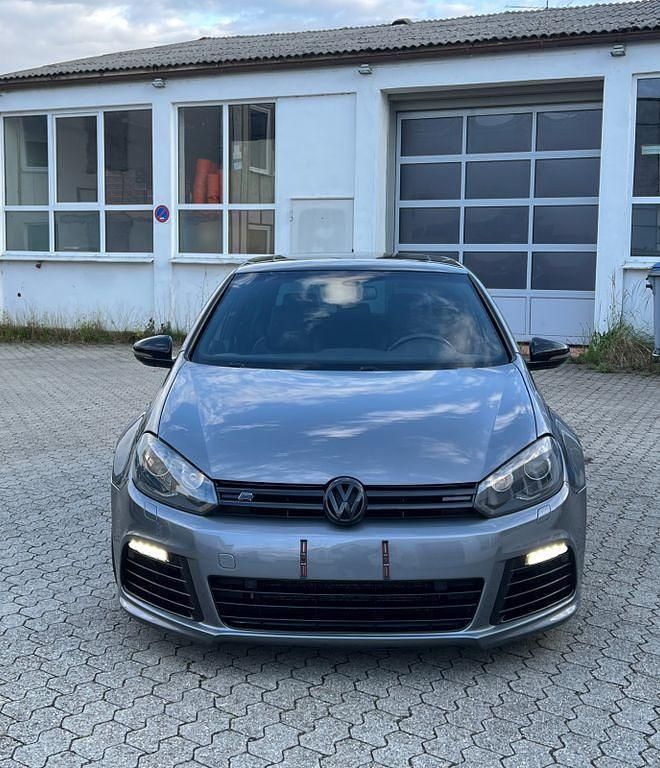 Grau Gebraucht 2012 VW Golf VI R Limousine | 23.999 € - Bild 1/4